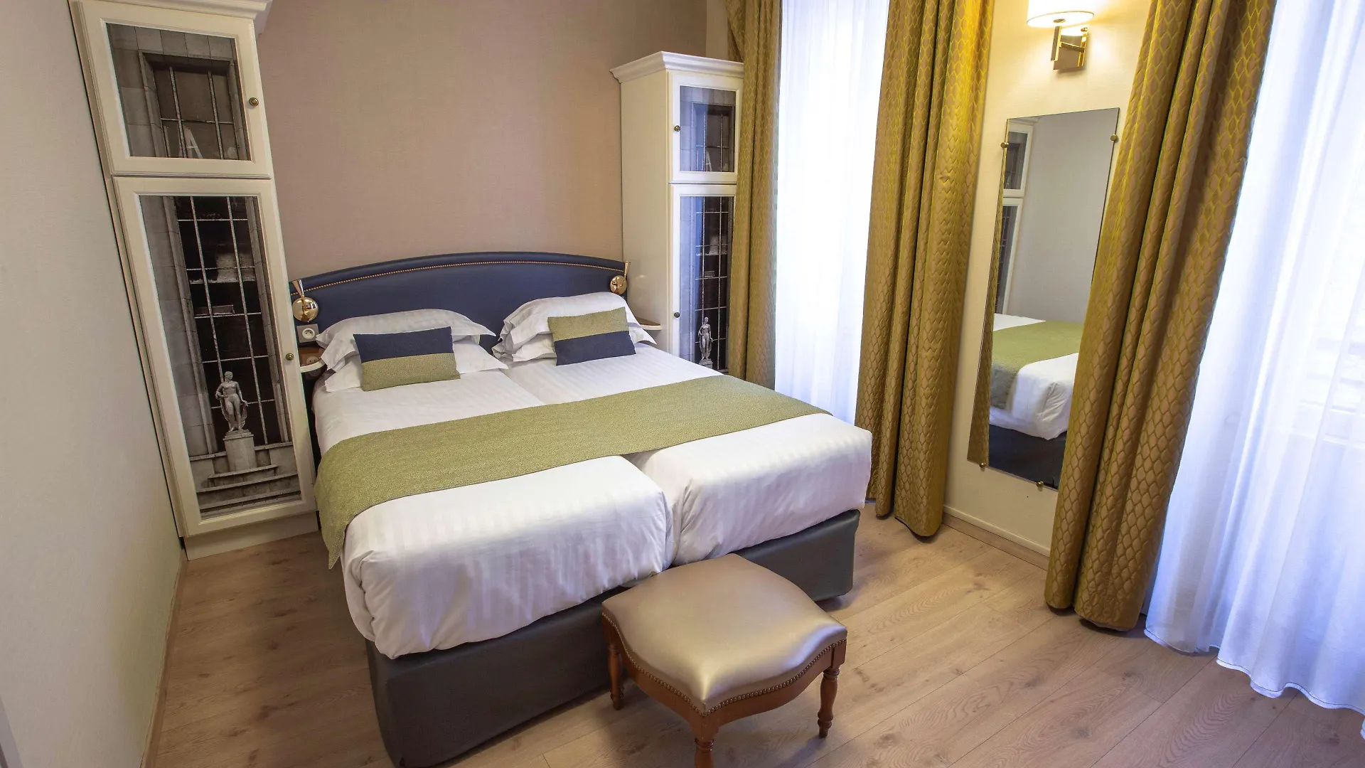 Western Au Trocadero Hotel 3*